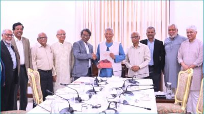 জুলাই সনদ বাস্তবায়নের সুপারিশ প্রধান উপদেষ্টার কাছে হস্তান্তর