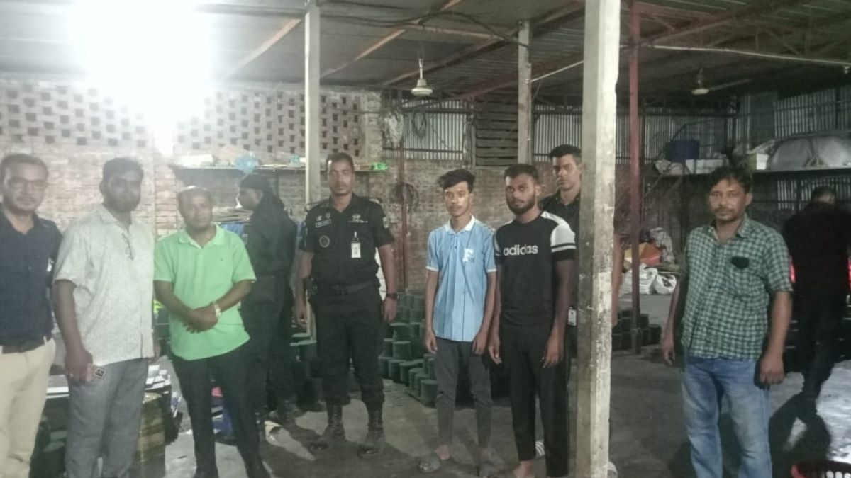 সাভারে মশার কয়েল কারখানায় র‍্যাবের অভিযান, লাখ টাকা জরিমানা