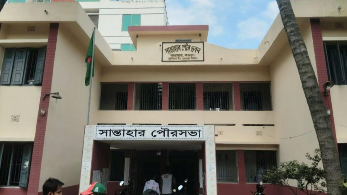 সান্তাহার পৌরসভায় সেবা নিতে গেলেই ভোগান্তি