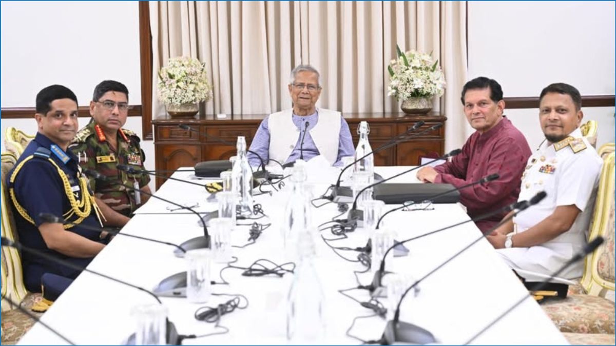 নির্বাচন নিয়ে ৩ বাহিনীর প্রধানের সঙ্গে প্রধান উপদেষ্টার বৈঠক