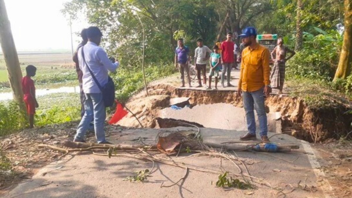 বেড়িবাঁধ ধসে আত্রাই-সিংড়া সড়কে যোগাযোগ বিচ্ছিন্ন