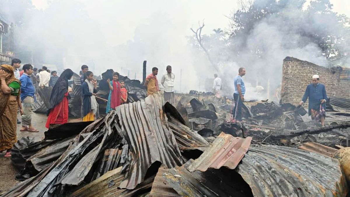 খাগড়াছড়ির মহালছড়ি বাজারে আগুন, ২৩টি দোকান পুড়ে ছাই