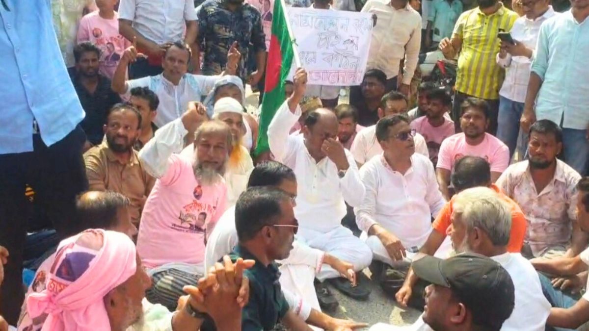 শিবচরে নুরুদ্দিন মোল্লার মনোনয়ন স্থগিতের প্রতিবাদে সড়ক অবরোধ