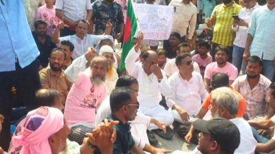 শিবচরে নুরুদ্দিন মোল্লার মনোনয়ন স্থগিতের প্রতিবাদে সড়ক অবরোধ