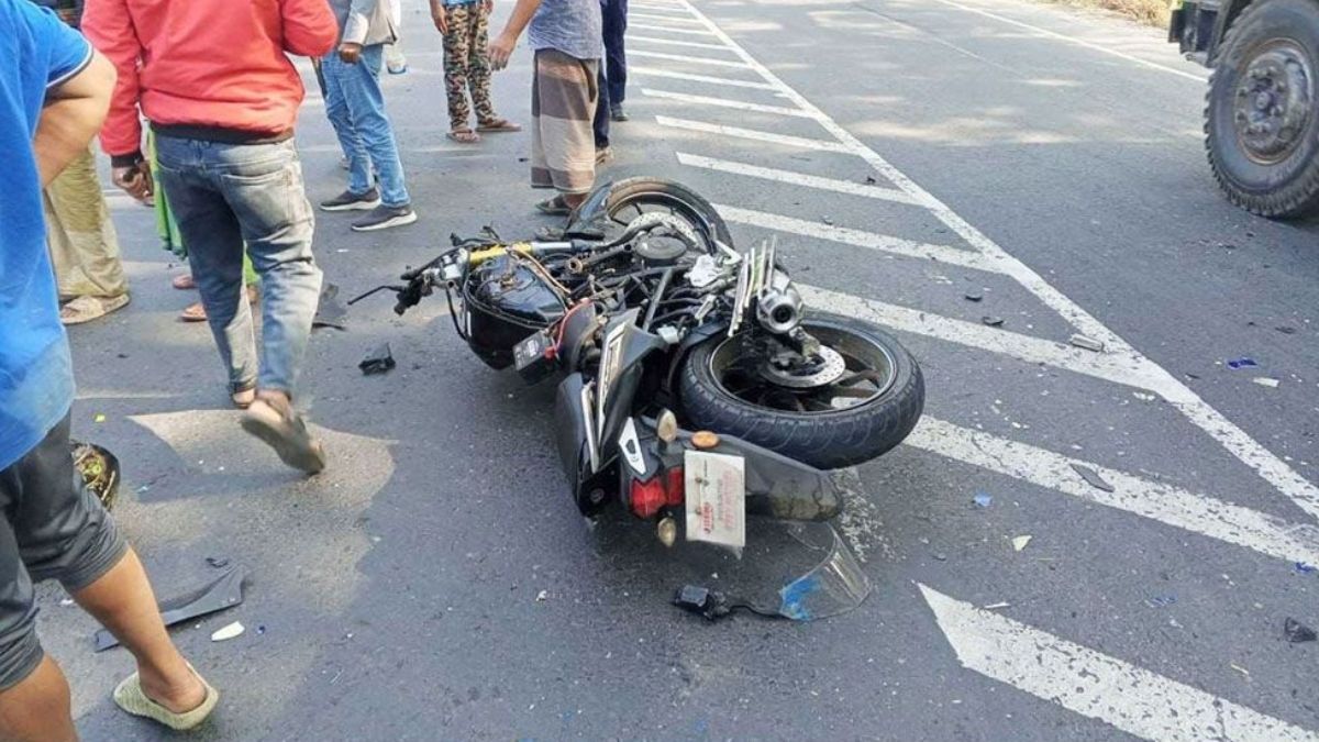 ট্রাক-মোটরসাইকেলের মুখোমুখি সংঘর্ষ, প্রাণ গেল ৩ বন্ধুর