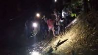 মানিকগঞ্জে অভিনব কায়দায় কুমির ধরল গ্রামবাসী