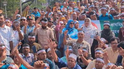 যে বেতন পাই, আমরা কোনো আত্মীয়ের বাড়ি বেড়াতে যেতে পারি না
