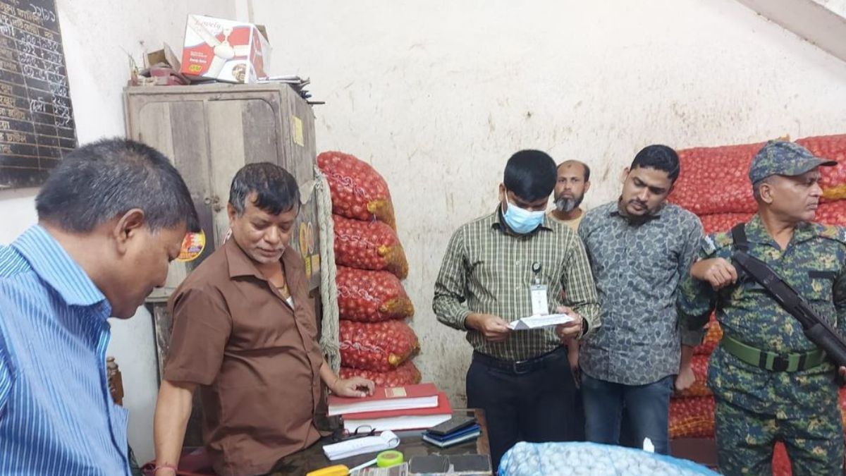 অতিরিক্ত দামে পেঁয়াজ বিক্রি : ২ আড়তদারকে জরিমানা