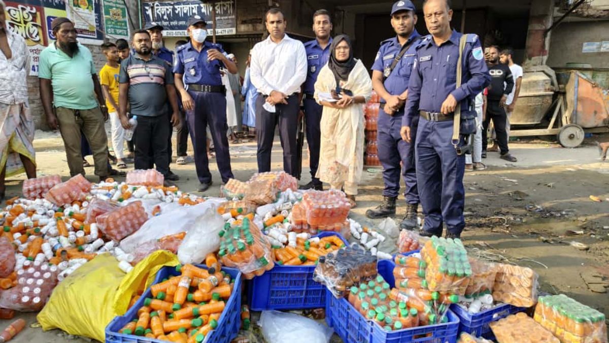 সিদ্ধিরগঞ্জে অনুমোদনবিহীন কারখানা থেকে ভেজাল কোমলপানীয় ও শিশুখাদ্য জব্দ