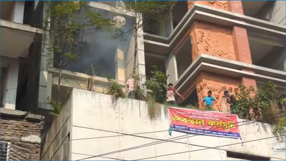 আ.লীগের কেন্দ্রীয় কার্যালয়ে আগুন