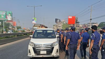 সাভারে লকডাউন ঘিরে চেকপোস্ট, পুলিশের তল্লাশি