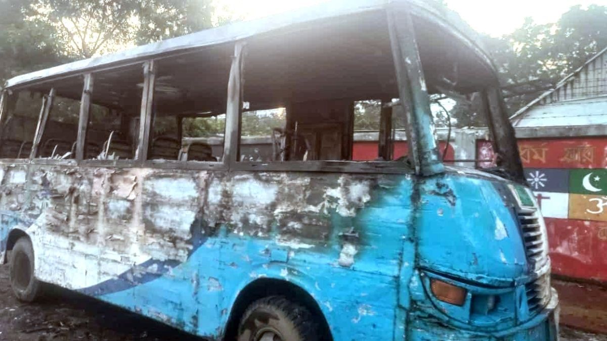 নারায়ণগঞ্জে পার্কিং করা মিনিবাসে আগুন