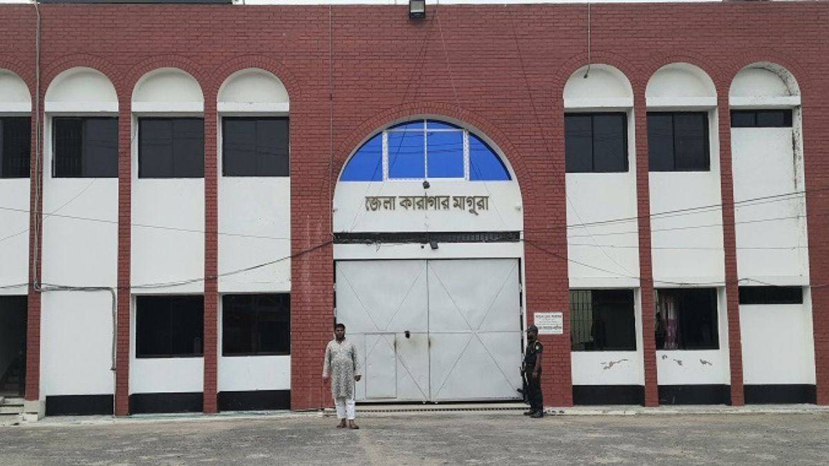 মাগুরায় কারাবন্দিরা পেলেন শীতের পিঠা