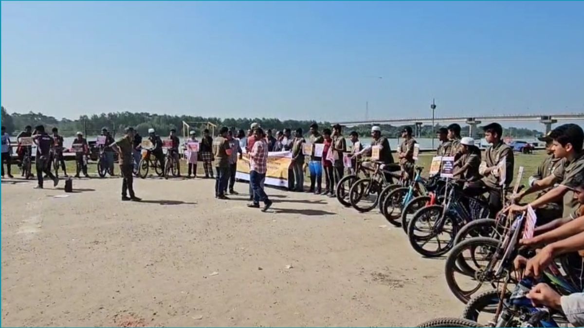 কলাপাড়ায় জলবায়ু ন্যায় বিচারের দাবিতে সাইকেল র‌্যালি ও মানববন্ধন