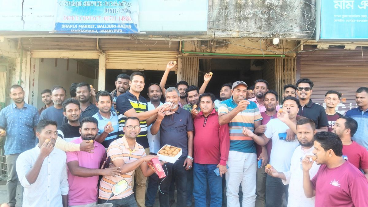 হাসিনার মৃত্যুদণ্ডের রায় : মাদারগঞ্জে আনন্দ মিছিল ও মিষ্টি বিতরণ