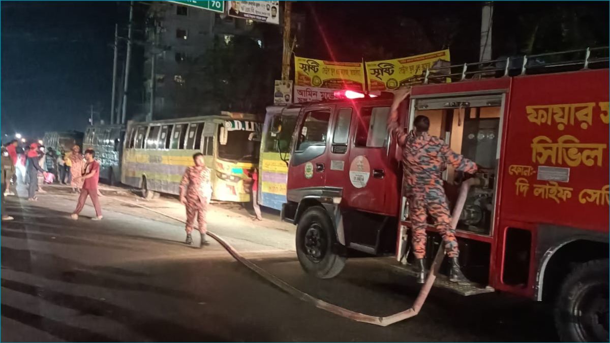 ধামরাইয়ে পার্কিং করা বাসে আগুন
