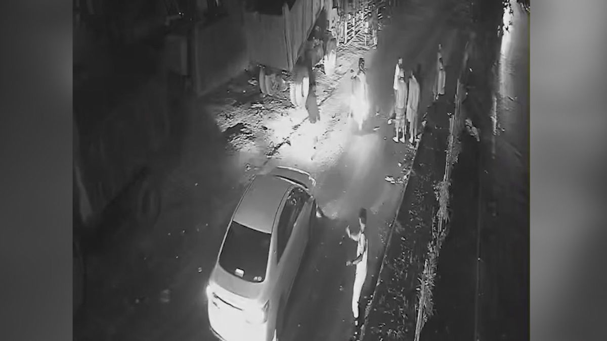 যেভাবে চলন্ত মোটরসাইকেল থেকে ছিটকে গেলেন চালক