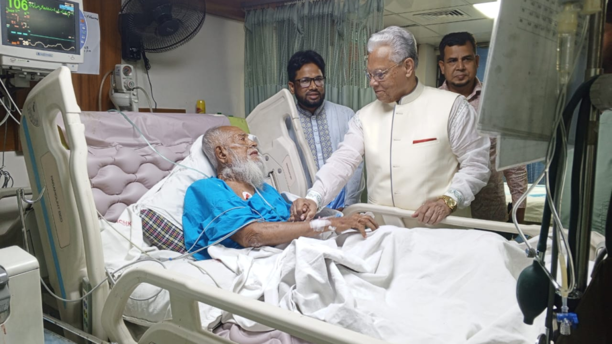 চৈতা হুজুরকে দেখতে হাসপাতালে সাবেক স্বরাষ্ট্রমন্ত্রী আলতাফ চৌধুরী