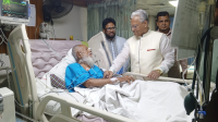 চৈতা হুজুরকে দেখতে হাসপাতালে সাবেক স্বরাষ্ট্রমন্ত্রী আলতাফ চৌধুরী