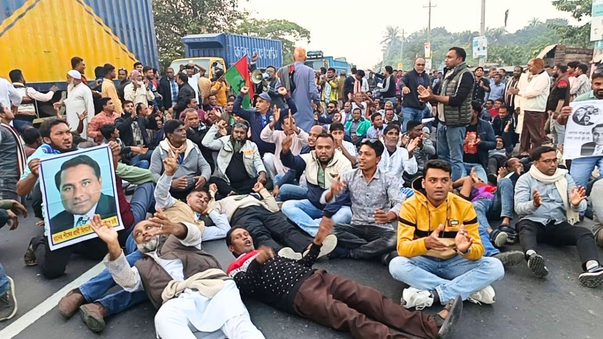 কুষ্টিয়া-২ আসনে বিএনপির মনোনয়ন পরিবর্তনের দাবিতে মহাসড়ক অবরোধ