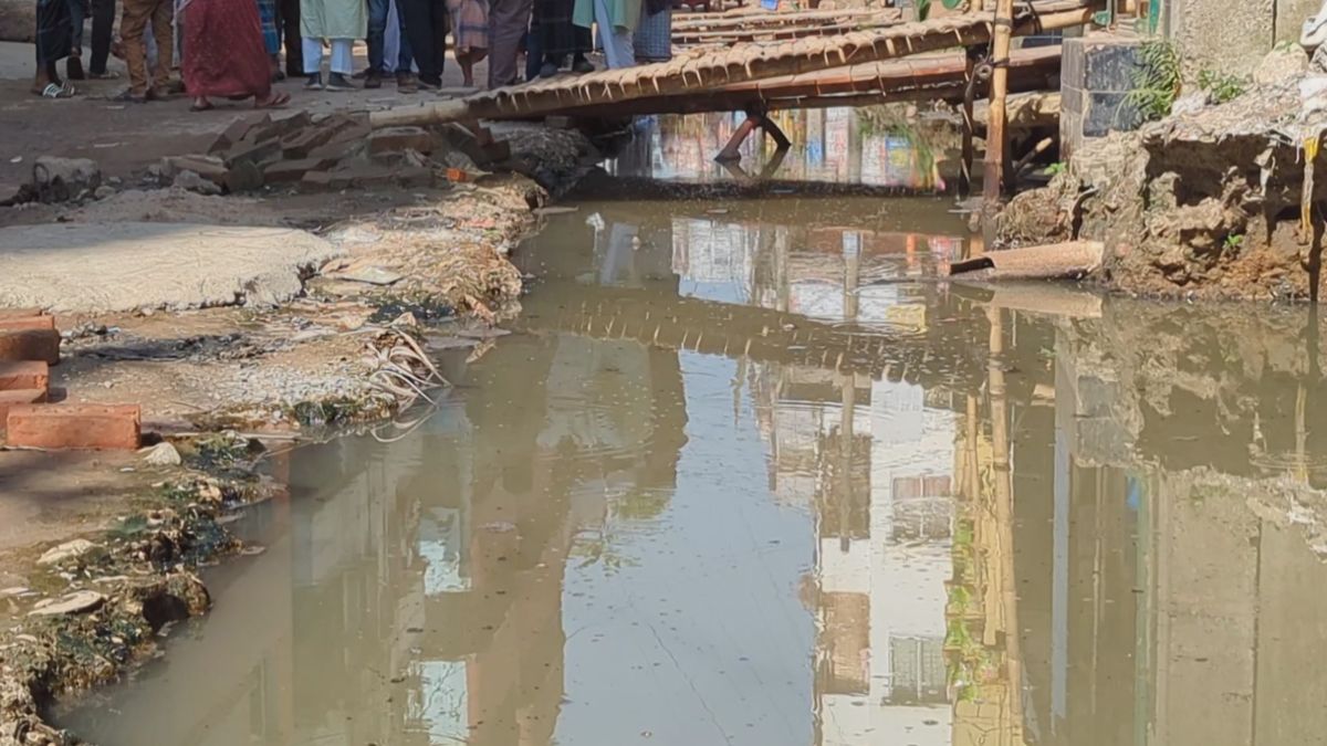 প্রেমবাগান সড়কের বেহাল দশায় নাজেহাল এলাকাবাসী