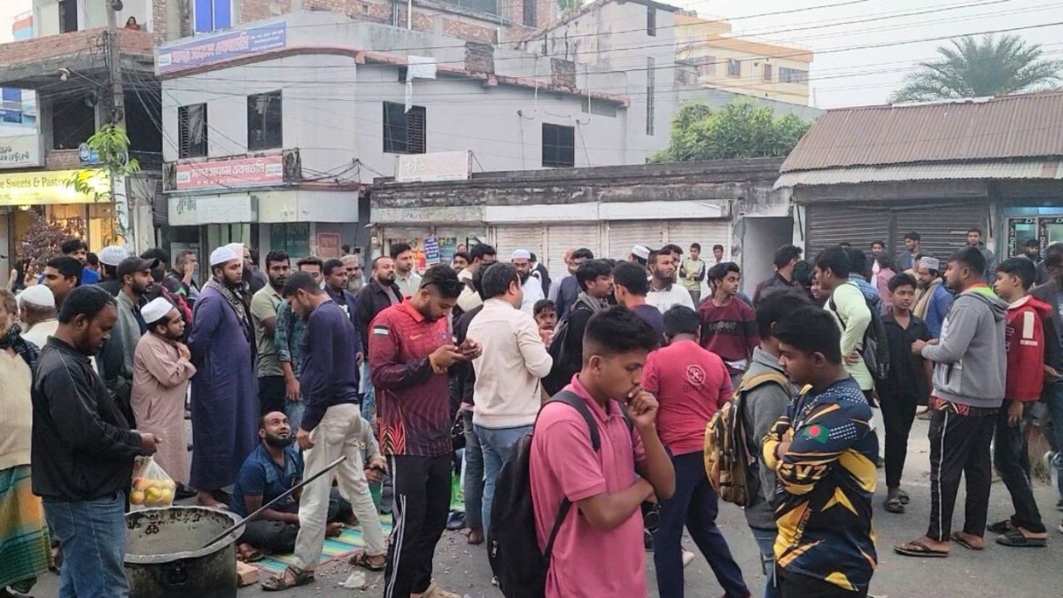 নাটোরে নেসকোর প্রিপেইড মিটার বাতিলের দাবিতে সড়ক অবরোধ