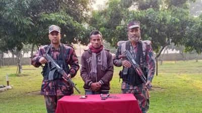 সীমান্তে তারকাঁটার বেড়া কর্তনের সময় চোরাকারবারি আটক