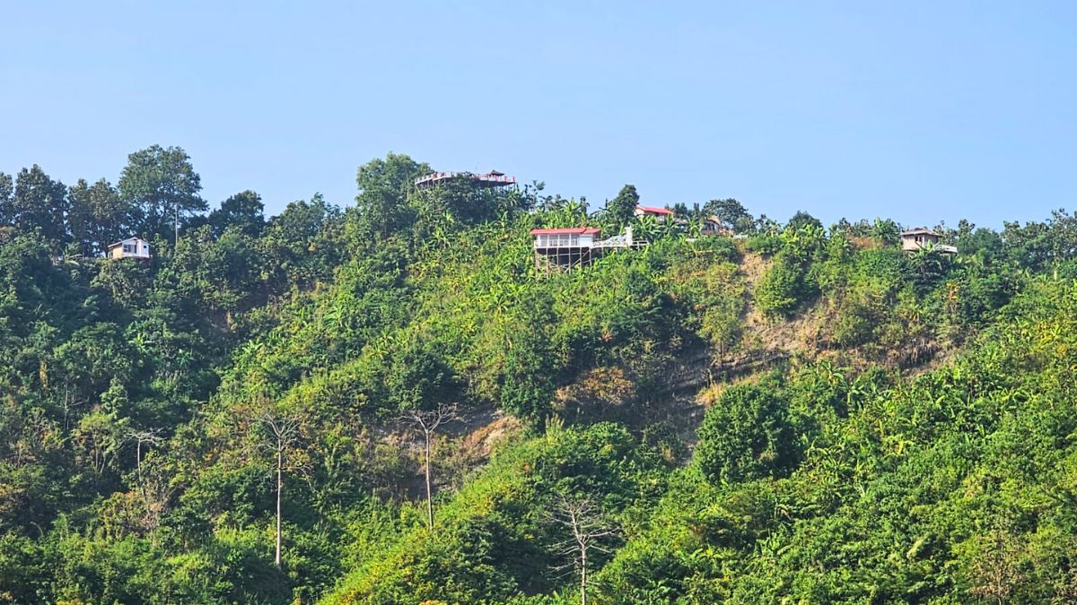 বান্দরবানে পাহাড়ের চূড়ায় অনুমোদনহীন কটেজের ছড়াছড়ি, বড় দুর্ঘটনার শঙ্কা
