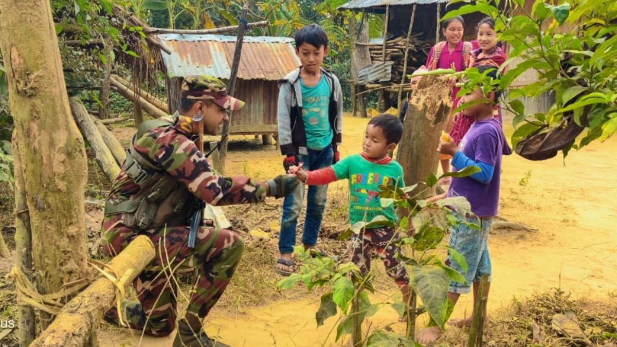 পাহাড়ি অঞ্চলে শান্তি ও সম্প্রীতি বজায় রাখতে সেনাবাহিনীর উদ্যোগ