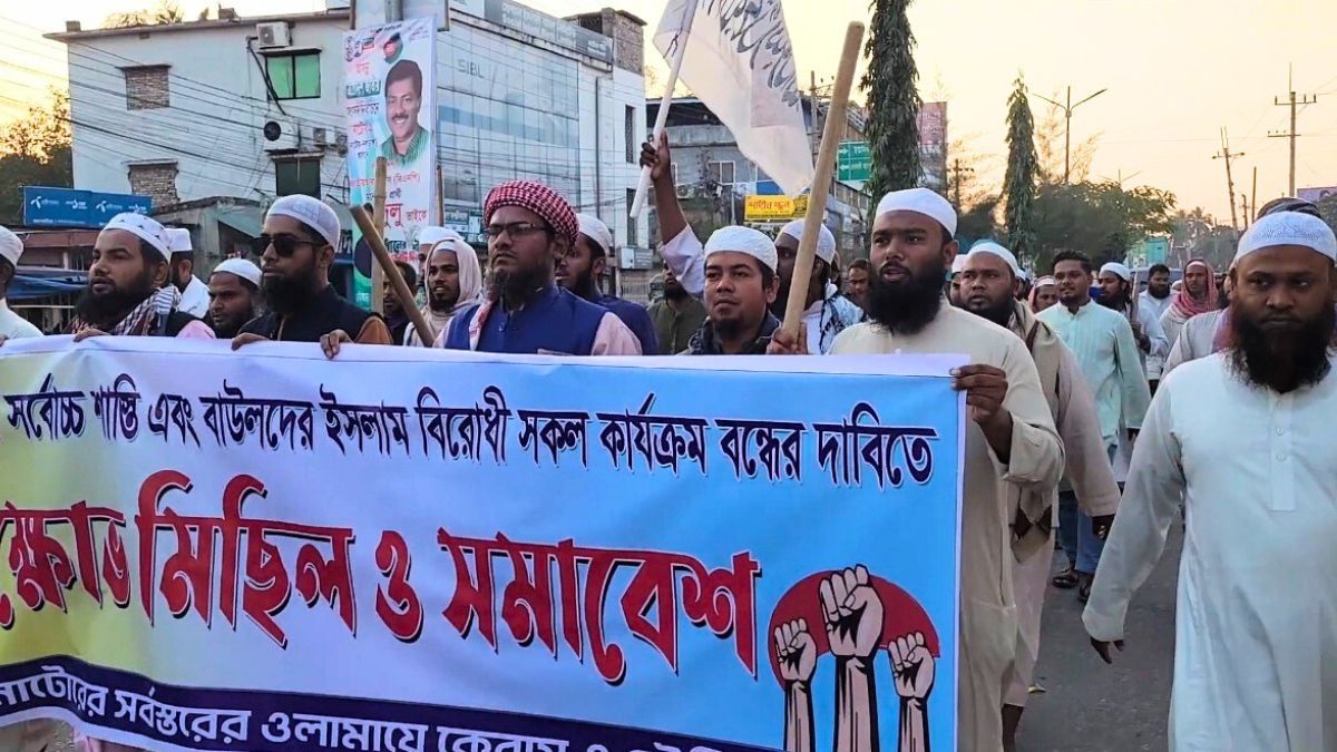 নাটোরে বাউল আবুল সরকারের সর্বোচ্চ শাস্তির দাবিতে বিক্ষোভ