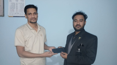 এসআইয়ের বুদ্ধিমত্তায় ছিনতাই হওয়া আইফোন ফিরে পেলেন ডা. ইবতিশাম