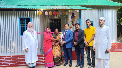 বিদায়ের আগে ঘরহীন বৃদ্ধাকে দৃষ্টিনন্দন গৃহ উপহার দিলেন ইউএনও