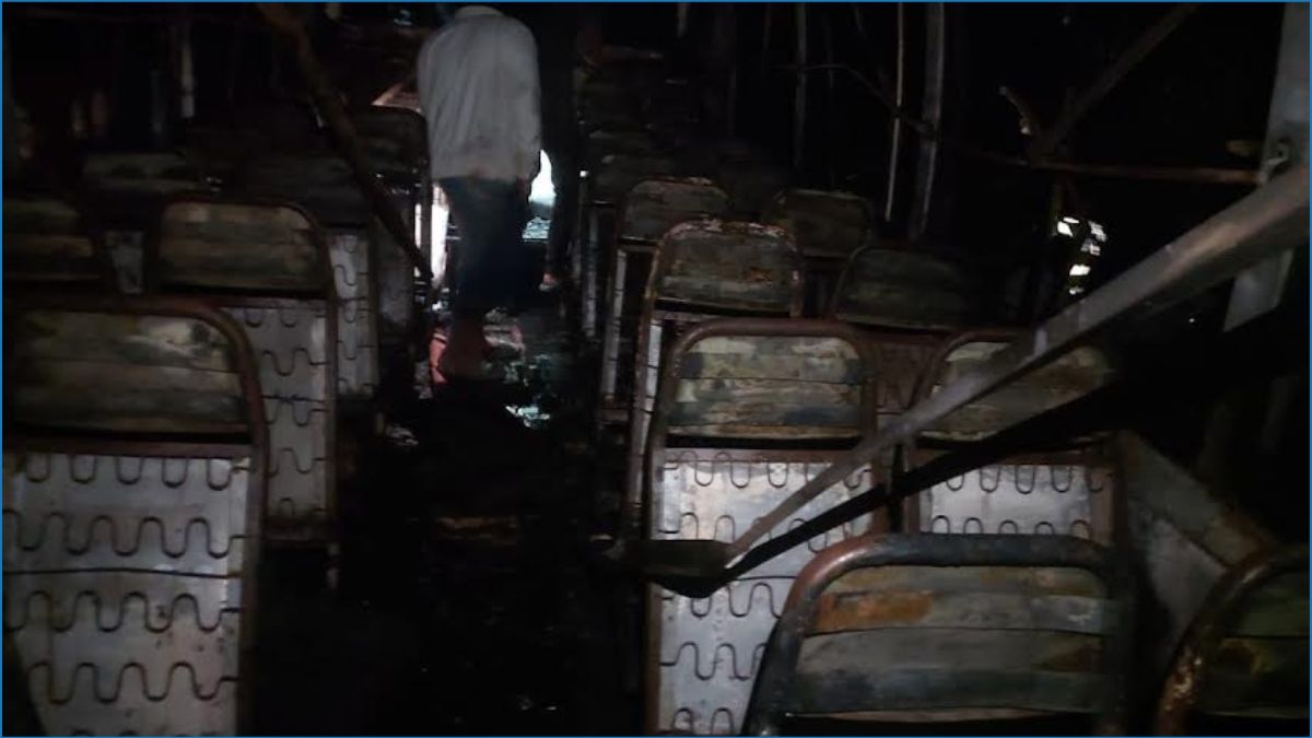 ধামরাইয়ে বাসে আগুন