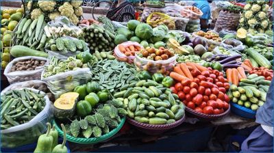 বাজারে শীতের সবজি ভরপুর, তবু কমছে না দাম