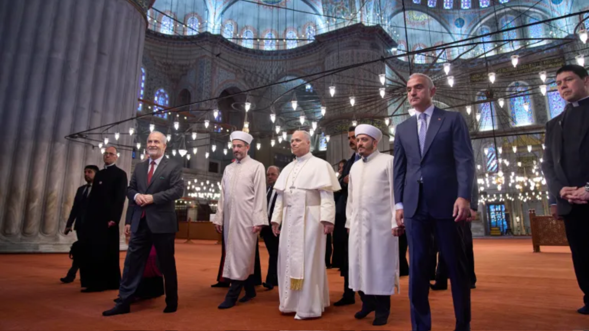 এই প্রথম মসজিদ পরিদর্শনে গেলেন পোপ লিও