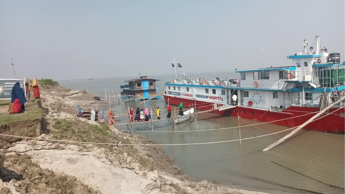 নদীতে ভাসমান হাসপাতাল, ১০ টাকায় মিলছে চিকিৎসাসেবা