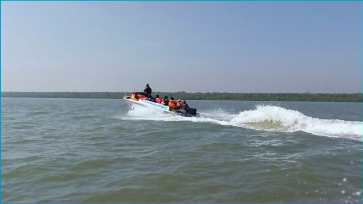 সেন্টমার্টিন থেকে আসার পথে স্পিডবোট ডুবে মা-মেয়ের মৃত্যু