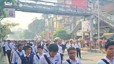 ঢাকা কলেজ শিক্ষার্থীদের সায়েন্সল্যাব মোড় অবরোধ