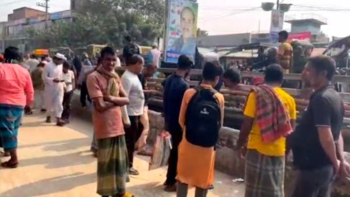 নওগাঁয় ব্রিজের নিচে কাঁথায় মোড়ানো লাশ