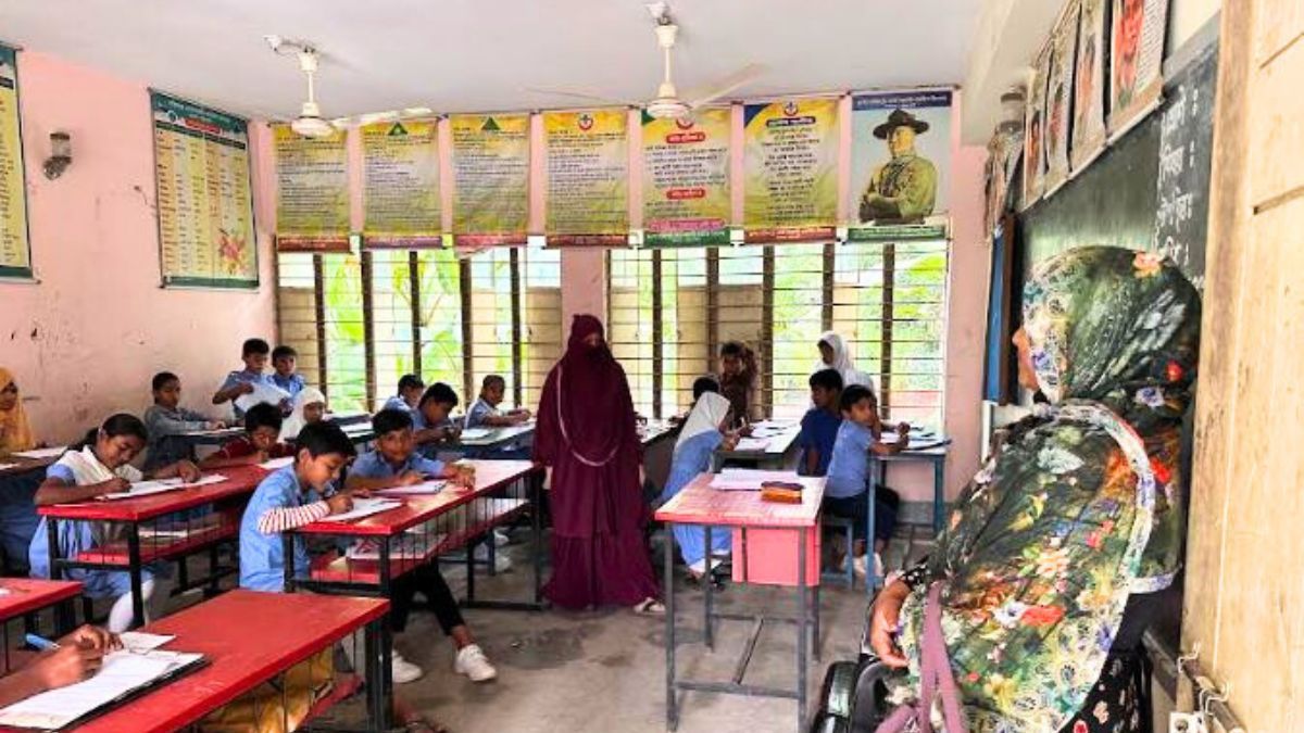 বাউফলে শিক্ষকদের কর্মবিরতিতে বার্ষিক পরীক্ষা নিচ্ছেন অভিভাবকরা