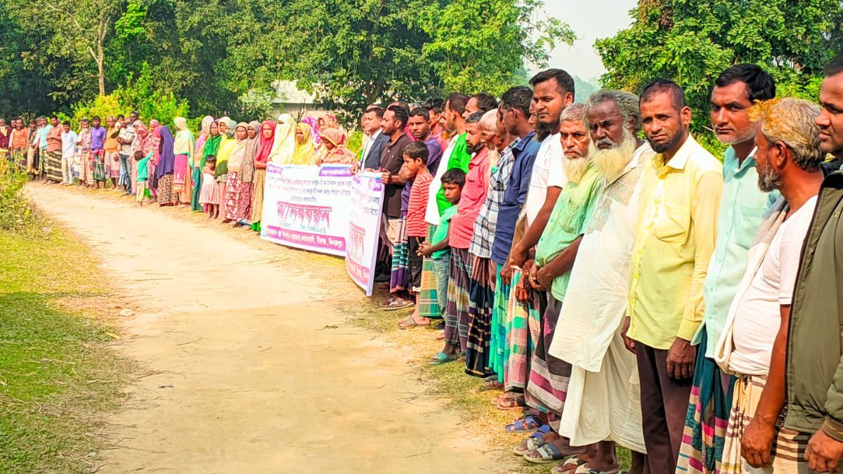 বীরগঞ্জে কবরস্থান দখলচেষ্টার প্রতিবাদে মানববন্ধন