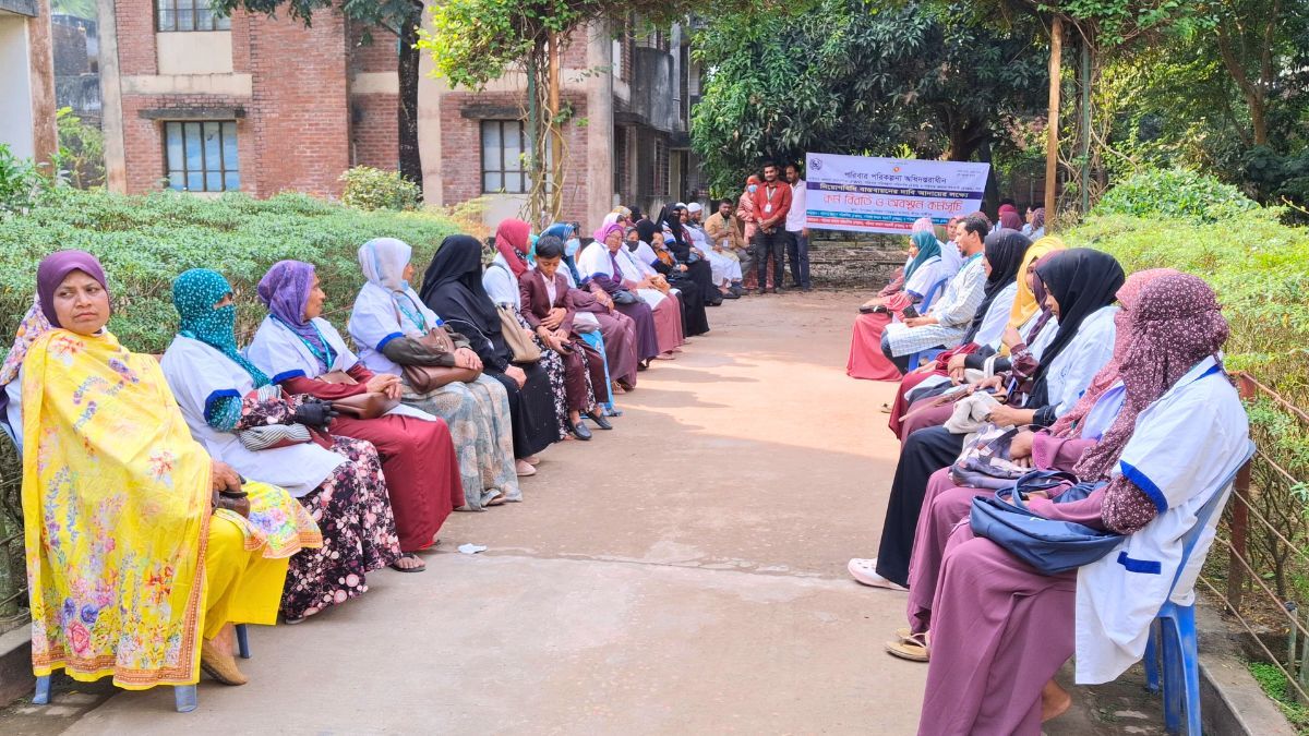 শ্রীপুরে পরিবার পরিকল্পনা কর্মীদের টানা কর্মবিরতি