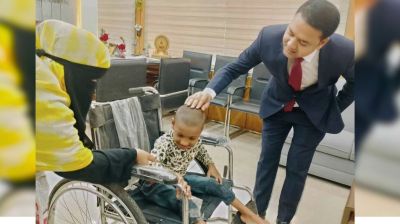 রূপগঞ্জে জন্মগত প্রতিবন্ধী শিশুকে হুইলচেয়ার উপহার