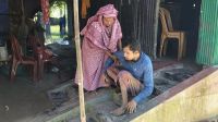 প্রতিবন্ধী স্বামীকে নিয়ে মানবেতর দিন কাটছে কমলার