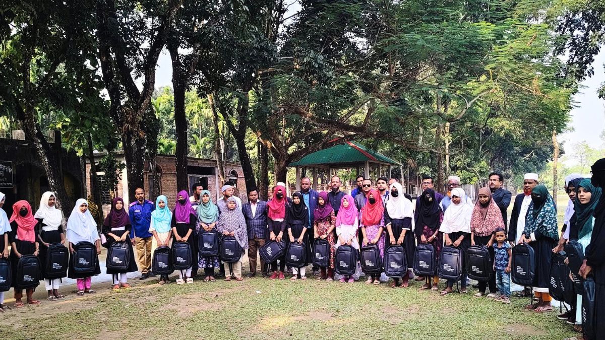 তেঁতুলিয়ায় শিক্ষার্থীদের স্কুল ব্যাগ ও দরিদ্র পরিবারে নলকূপ বিতরণ