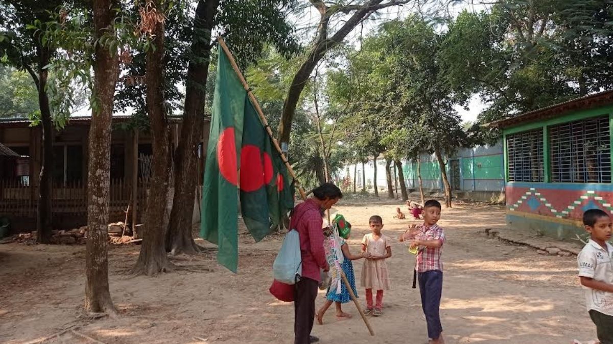 বিজয় দিবসকে সামনে রেখে শ্রীপুরে পতাকা বিক্রির রঙিন উৎসব