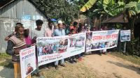 বাবা হত্যার বিচার দাবিতে মানববন্ধনে জন্মান্ধ ছেলে