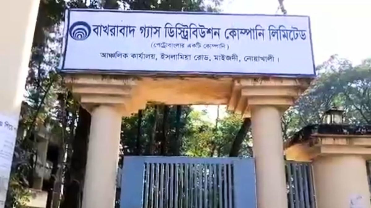 নোয়াখালীতে গ্যাস সরবরাহের দাবিতে সড়ক অবরোধ, অফিস ঘেরাও