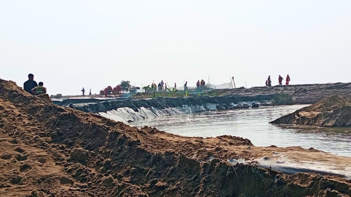 উপকূলে অশনিসংকেত, অসময়েও ভাঙছে বাঁধ