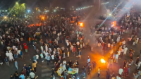 কারওয়ান বাজারে মোবাইল ব্যবসায়ীদের সড়ক অবরোধ, যান চলাচল বন্ধ